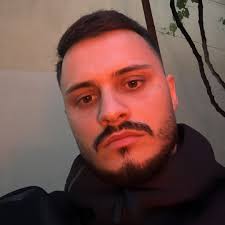 Hiqeni k@rin nga pilli kur te mbaroni pune se kurseni energji" Cit: Balluku