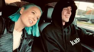 Только костёр и тишина руки мои греют тебя все разбрелись по парам, домой не уходи, останься со мной я расскажу, о чём сердце стучит пьяный пацан — он ведь неисправим у многих людей любовь взята в кредит а моя без тебя, ой как болит. Hensy Klava Koka Kostyor Tekst