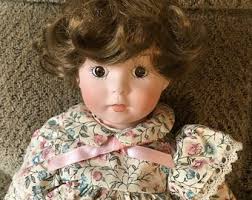 Vintage 1993 Lizzie High Doll The Little Ones Bunny Girl & Egg Basket,  Kitty sur un tapis