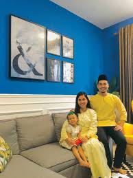 Warna cat paling aman dan netral untuk sebuah ruang tamu adalah warna putih, jadi ketika menambah dekorasi dinding seperti lukisan cat warna putih tetap serasi dengan dekorasi yang. Kombinasi Putih Biru Mendamaikan