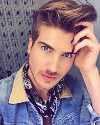 If you find good lighting, never pass up the opportunity to take a 💣  selfie! How's