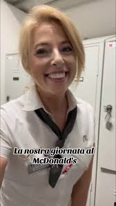 Gaia firma contratto di lavoro al McDonald's! 🎉