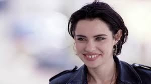 Elle n'accorde pas en 2015, béatrice dalle est à l'affiche du petit écran avec la série malaterra, diffusée sur france 2, où. 039 Skint 039 French Actress Beatrice Dalle Backs Yellow Vests Saudi Gazette
