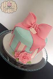 Pin By Nicole Hochhaus On Kuche Gift Box Cakes Box Cake Bow Cakes