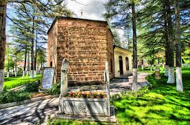 Osman gazi türbesi, bursa'nın en turistik ve en tarihi yerlerinden biri olan,ayrıca 2014 yılında unesco dünya mirası alanı olan,tophane parkı'nda bulunmakta. Ertugrul Gazi Turbesi