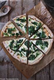 pizza bianca mit spinat macadamia pesto tinastausendschon pizza bianca pizza pizzarezepte