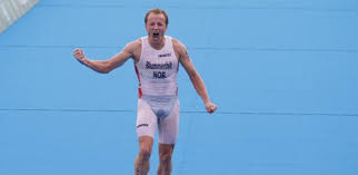 Norway's kristian blummenfelt has won the men's triathlon in a time of one hour, 45 minutes and four seconds, 11 seconds ahead of britain's alex yee. D4gnkc2v1msywm