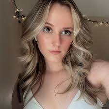 Molly Hoff's Instagram, Twitter & Facebook