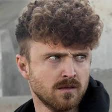 Originalmente en Breaking Bad, Saul Goodman iba a ser el que iba a limpiar  el desastre que había en la casa de Jesse Pinkman tras la muerte de Jane,  pero debido a