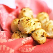 Easy Coconut Macaroons Detoxinista Recipe Coconut Macaroons Coconut Macaroons Easy Macaroons