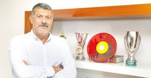 1963 yılında i̇stanbul'da dünyaya geldi. Yigit Sardan Dan Terim Ve Arda Aciklamasi