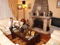 Sin embargo, esta vez sí que lo es. La Casa De Kiko Hernandez Es Por Hablar De Algo