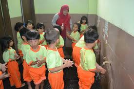 Bersihkan najis atau kotoran yang menempel pada tubuh. Manfaat Mencuci Tangan Sebelum Makan