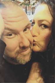 Rooster with green droppings and shaky legs