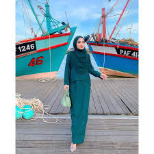 Cik siti wan kembang juga sudah pandai tunggang kuda dan bermain senjata seperti kelewang sejak dari budak lagi tau! Buy Baju Raya Cik Siti Wan Kembang Seetracker Malaysia