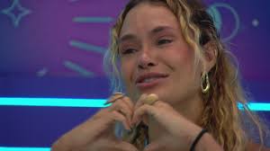 Sarah Andrade se emociona com vídeo do namorado no Presente do Anjo: 'Penso em você todo dia'