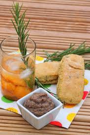 Aperitif D Un Bresilien En Provence Cocktail Cachaca Peche Romarin Petits Pains De Mais Au Thym Et Tartinade Har Tartinade Aperitifs Vegetaliens Alimentation