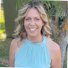 Estelle Oakes's Instagram, Twitter & Facebook