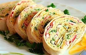лаваш с красной рыбой и плавленым сыром и огурцом Krabovyj Rulet V Lavashe Poshagovyj Recept S Foto Recept Kulinariya Eda Zakuski