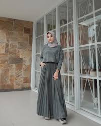 From time to time we all look up at our favourite hijab instagram influencers pages to get some inspiration for our outfits. 9 Best Hijab Skirt Outfit Images In 9 Hijab Fashion Desain Rok Hijab Diary Hijaber