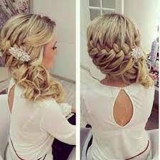 Schicke Brautfrisur Halboffene Zopf Mit Brosche Beauty Frisuren Frisuren Frauen Brautfrisur Brautfrisur Halboffen Seitliche Frisuren