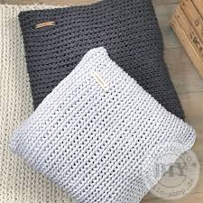 Verschönern sie ihr sofa mit diesen fantastischen kissen, die in netzpatent gestrickt sind. Gehakelte Kissen Aus Kordel M Bandchengarn Textilo Shop