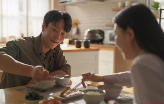 Vợ chồng già ăn cơm cùng nhau - Báo Phụ Nữ