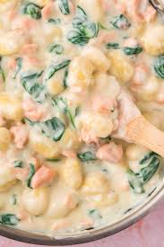 Cremige Gnocchi Mit Lachs Und Spinat Eine Prise Lecker Lachs Spinat Auflauf Gnocchi Gerichte Babyspinat Rezepte