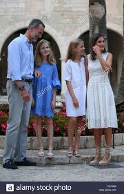 Das gesetz zur abdankung seines vaters juan carlos trat um. Spanische Konigsfamilie Konigin Konig Felipe Und Letizia Pose Mit Ihren Tochtern Prinzessinnen Leonor Und Sofia Im Almudaina Garten In Mallorca Stockfotografie Alamy