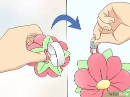Tutorial para decorar una pared con flores de papel tisú o seda hechas por nosotros mismos, una manualidad diy de lo más original y vistosa. Como Colgar Flores De Papel 11 Pasos Con Imagenes
