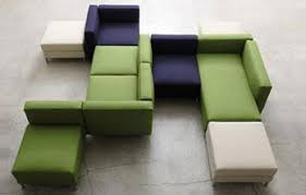 Design pulito e molto elegante con una delicata struttura in tessuto granuloso della custodia esterna porterà. Pouf Passepartout Adele C Medio Divano Modulare Design Divano Divani