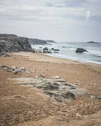 La Jolie Plage De Port Blanc Les Vagues Du Lieu Attirent Les Surfeurs Ce Qui Offre Un Spectacle Sympa Aux Promeneurs C Est Vraiment L Beach Outdoor Instagram