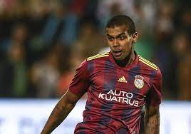 O jogador da seleção da república tcheca josef sural, de 28 anos, morreu em um acidente de van na turquia neste domingo (28). Jogador Brasileiro Morre Apos Passar Mal Em Campo Em Portugal Veja