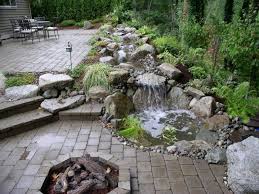 Wasserfall Im Garten Selber Bauen 99 Ideen Wie Sie Die Harmonie Der Natur Geniessen Wasserfall Garten Hinterhof Garten Kleine Hinterhofgarten