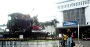 Boleh tuh areon trans travel jadi pilihan. Naik Kereta Ke Tempat Wisata Murah Dekat Stasiun Bandung Narasilia Com