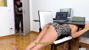 แม่เลี้ยงรุ่นแม่น่าเย็ดสุดฮอตติดอยู่และโดนลูกเลี้ยงชายเงี่ยนของเธอเย็ดใต้โต๊ะ