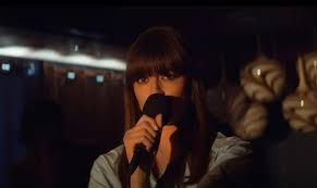 Three years after the release of her debut album sainte victoire, clara luciani unveils le reste, the first track from a new opus to be released in june titled cœur. Clara Luciani Devoile Son Dernier Titre Le Reste Topmusic Fr