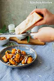 Kurbis Gnocchi Mit Salbeibutter Walnussen Und Speck Rezept In 2020 Kurbis Gnocchi Rezepte Und Lebensmittel Essen
