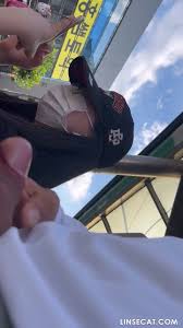 한국 노출증 남자는 지하철과 버스 정류장에서 여자에게 자위를 하고, 그녀는 그가 사정하는 것을 호기심으로 지켜본다. - 인색 한 고양이