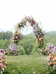El principal obstáculo que tenemos a la hora de aplicar la iluminación a una boda al aire libre es la ausencia de cables, enchufes y zonas electrificadas. 8 Estilos En Arcos De Flores Para Ceremonias Al Aire Libre Y Un Si Quiero De Pelicula Tendencias De Bodas Magazine Blog