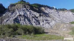 Lacul întâlnit în centrul platoului carstic reprezintă o principală. Viziteaza Platoul Carstic Salin Meledic