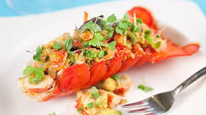 Puedes cocinarla viva o congelada, pero los expertos recomiendan que sea viva para que tenga un mejor sabor. 5 Maneras Rapidas De Preparar Langosta