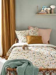 Une Chambre De Fille Qui Mise Sur Le Bleu Joli Place Dessin Enfant Chambre Enfant Bricolage Enfant Jeux Enf In 2020 Kid Room Decor Kids Room Inspiration Girl Room