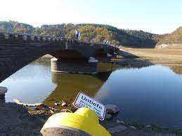 So verlasen kann ein bootsanleger aussehen. Grimmheimat Edersee Atlantis Einfachraus Eu