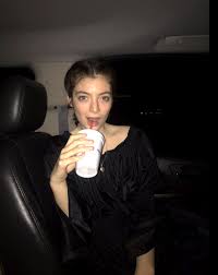 See more ideas about lorde, melodrama, indie pop. Lorde Confesses To Running An Instagram Page Dedicated To Onion Rings People Com