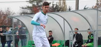 A legjobb magyar focista nem bírja edzés nélkül. Elhunyt Egy 17 Eves Magyar Focista Kizuhant Egy Tarsashaz Ablakan