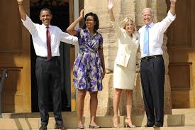 Joe biden was filmed falling three times on the steps of air force one today before flying to georgia.worrying footage shows the president, 78, trippi. Joe Biden Wie Tickt Eigentlich Seine Ehefrau Dr Jill Biden Gala De