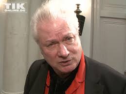 Harald glööckler, geboren als harald glöckler am 30. Lebensgefahrte Dieter Schroth Unterstutzt Seinen Freund Harald Gloockler Bei Der Vorstellung Seiner Neuen Tapeten Kollektion Im Berliner Hotel De Rome Tikonline De