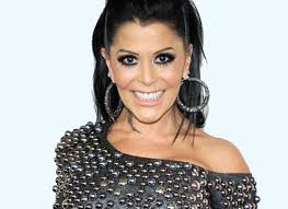 La cantante, que hace casi 10 años estuvo al borde de la muerte por un mal procedimiento para aumentar sus glúteos, ya no esconde sus marcas en su cuerpo. Alejandra Guzman Chismes Y Notas