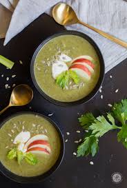 Grune Sellerie Creme Suppe Mit Apfel Und Gerosteten Sonnenblumenkernen Feiertaglich Das Schone Leben Suppe Suppen Und Eintopfe Lebensmittel Essen